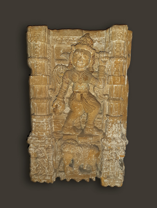 Immagine del protettore della famiglia, India del Sud (da un tempio del Rajastan), secolo XVII. Arenaria. Altezza: circa cm. 70.