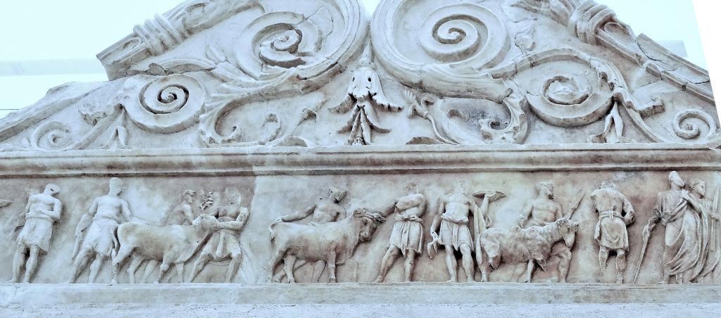 FIG. 2 – Il suovetaurilia da un rilievo dell’Ara Pacis di Augusto.
