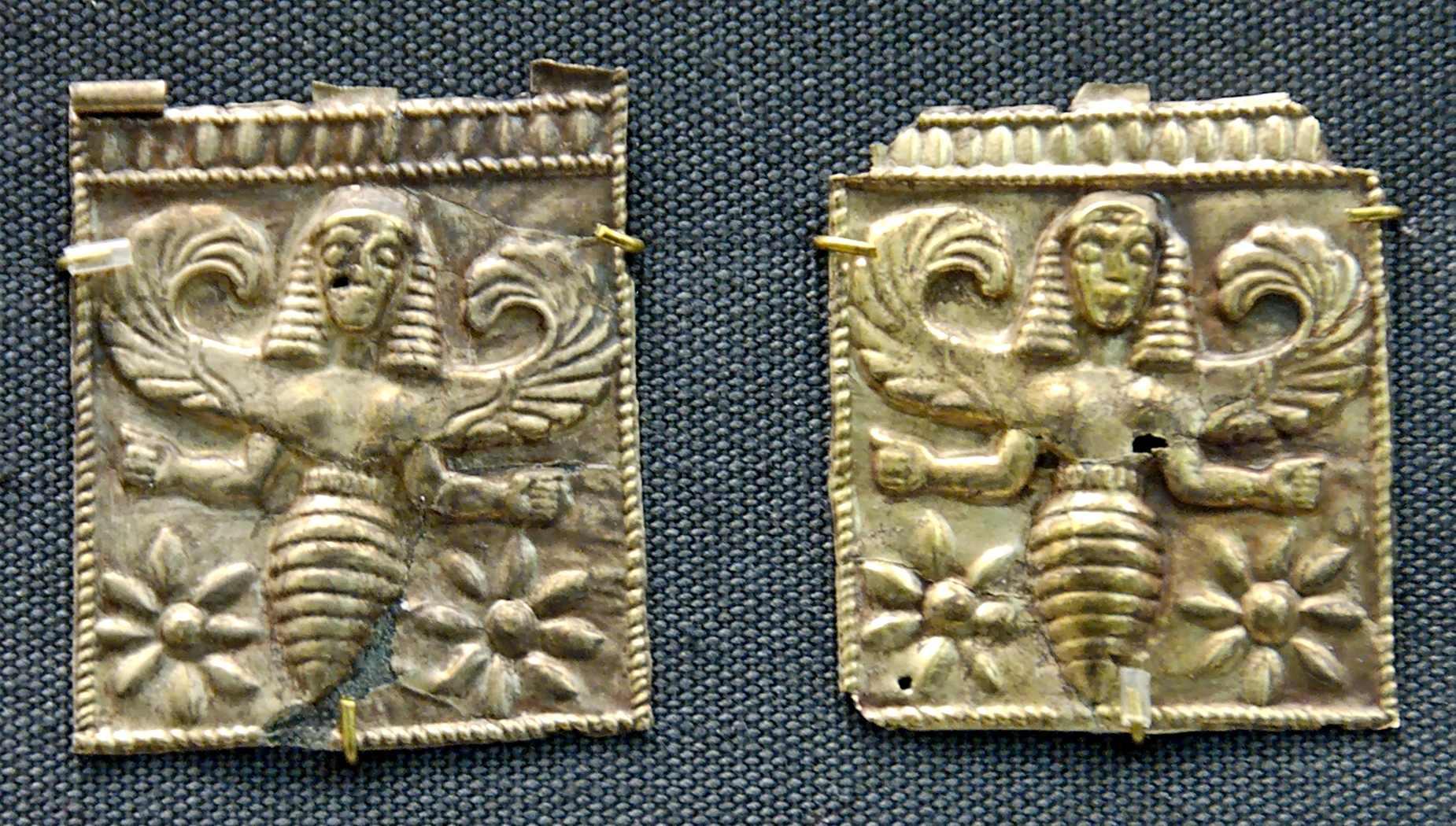 1436 3 Placchette doro con divinita ape Rodi Br Mus Wiki pubbl dom
