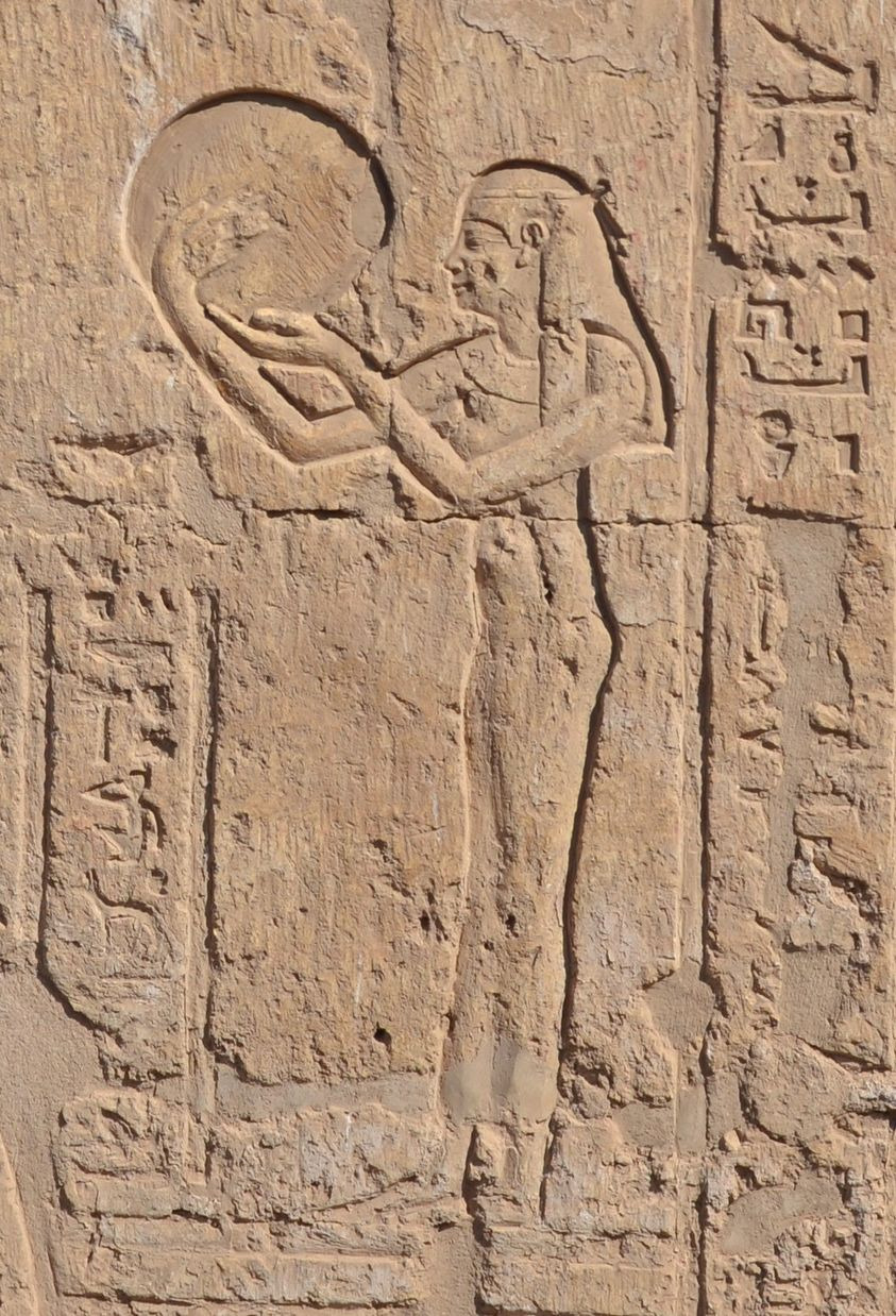1436 9 Suonatrice di tamburo tempio di Athribis tolemaico