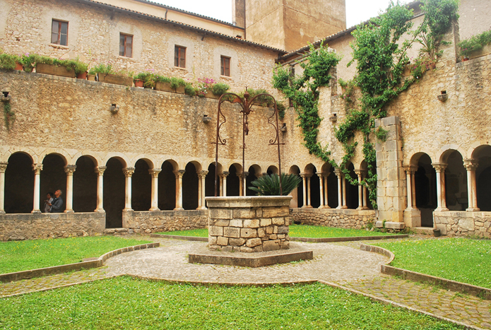 Chiostro di Valvisciolo con il pozzo e la divisione cruciforme alt